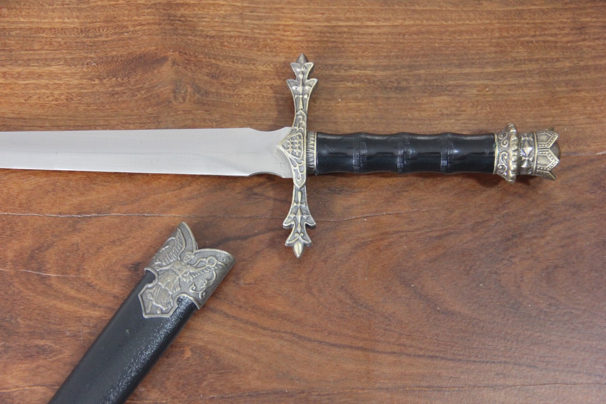 ADAGA MEDIEVAL PRETA COM CORA - PALADINO LEILÕES